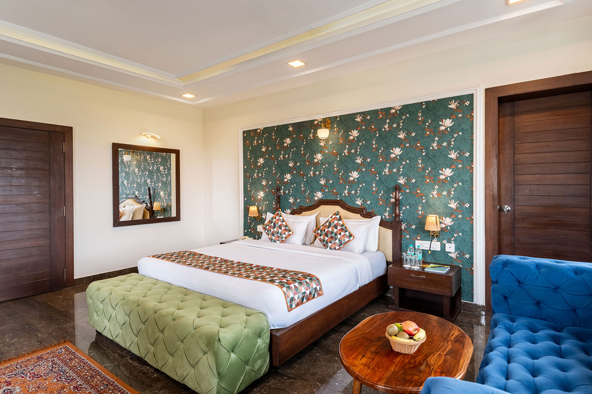 Suite with Bathtub